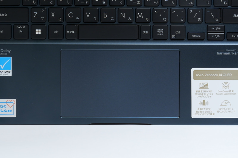 クリックボタン一体型の大型タッチパッドを搭載。搭載位置は本体中央となっている