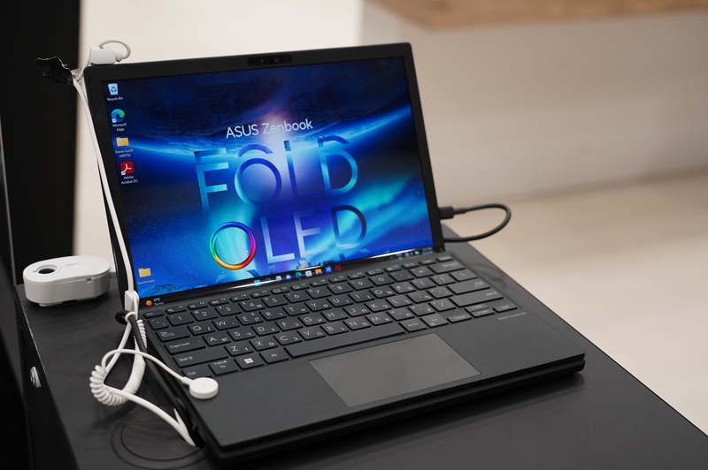 クラムシェルモードでは1,920x1,280ドットの解像度で利用できる、キーボードはマグネットで本体に吸着する