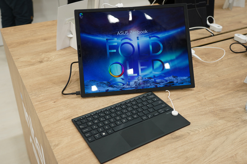 AIOモードで使っている様子、キーボードはワイヤレスキーボードとして動作する