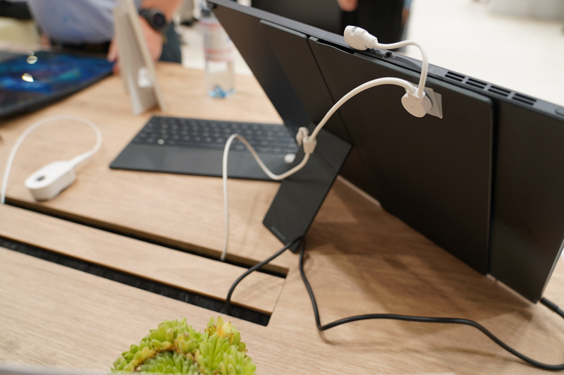 本体裏のスタンドを出しているところ