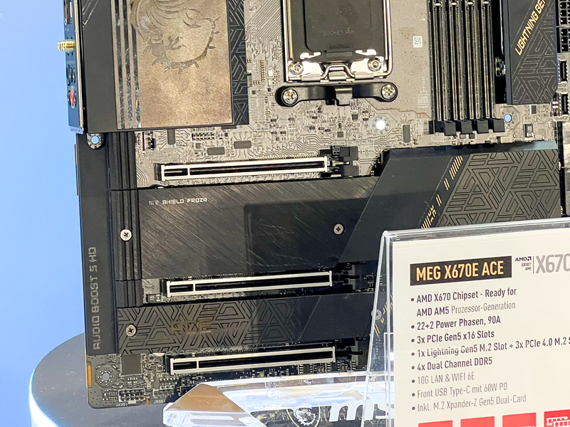 PCI Express 5.0に対応したx16スロットが3つ用意されている