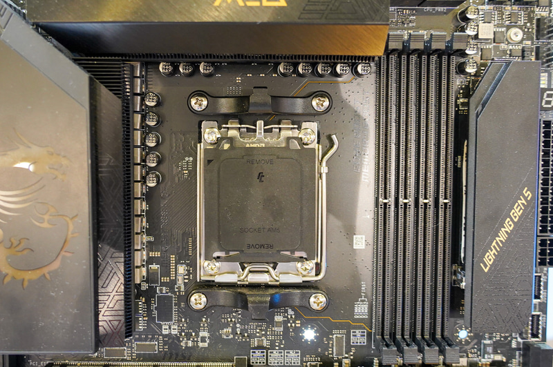 CPUソケットはLGAになったSocket AM5、DDR5メモリスロット