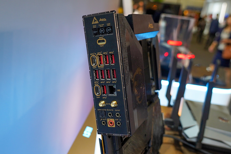 バックパネル、USB Type-Cが多く用意されている