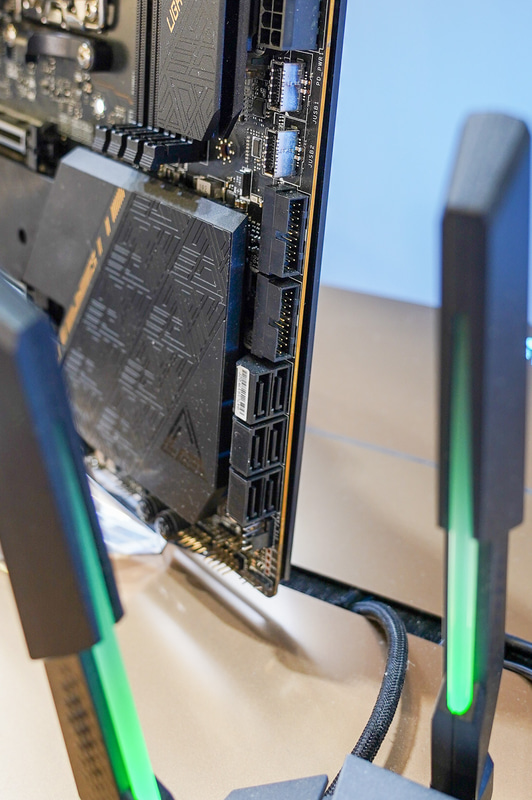 6つのSATAポートも