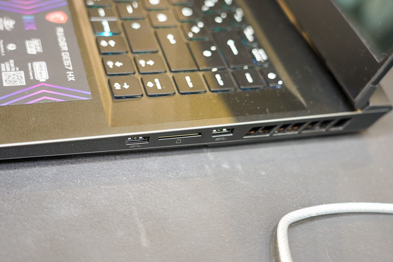 MSI Raider GE67HXの左右