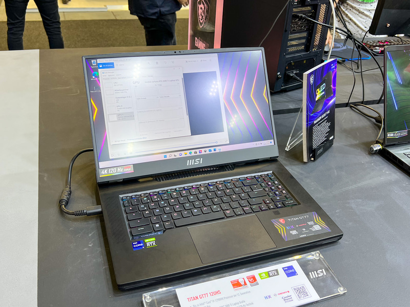 MSI Titan GT77。Core i9-12900HXとGeForce RTX 3080 Ti、17.3型の4K/UHD 120Hzのパネルを採用している
