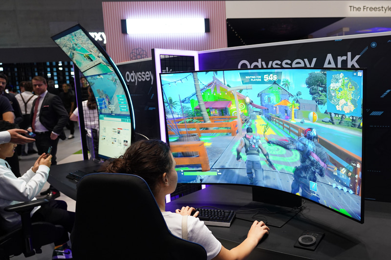 Samsungが展示した55型湾曲モニターのOdyssey Ark。縦置き(左側)の実物を見るとかなり曲がっていることが分かる。右の横置きでも没入感が高い