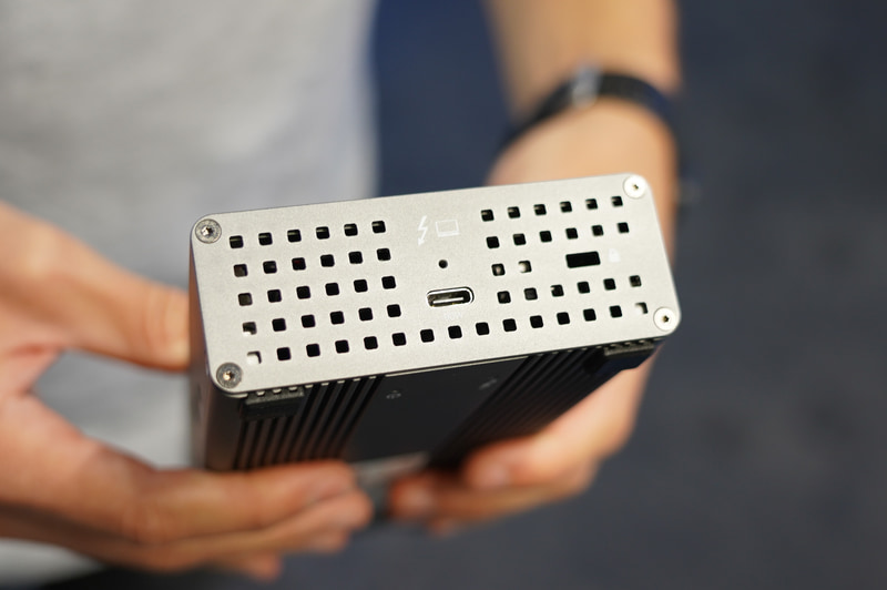 従来は本体前面にあったPCの接続端子は右側面に