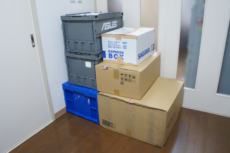 「<a href="https://pc.watch.impress.co.jp/docs/column/gpu_performance_check/">ゲーム別GPU性能総比較</a>」連載に使用している機材の一式。6箱もあり、仕事部屋のスペースをかなり占拠しているのが悩みだ