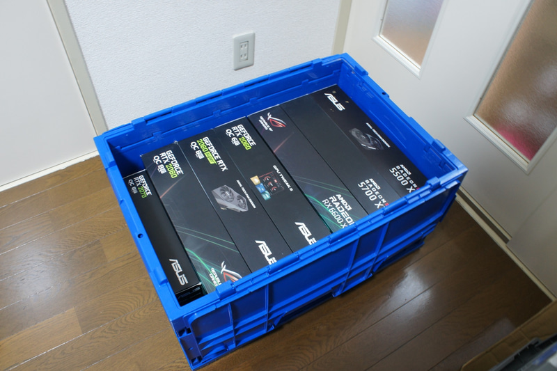 ダンボールやコンテナにはビデオカードがギッシリと入っている