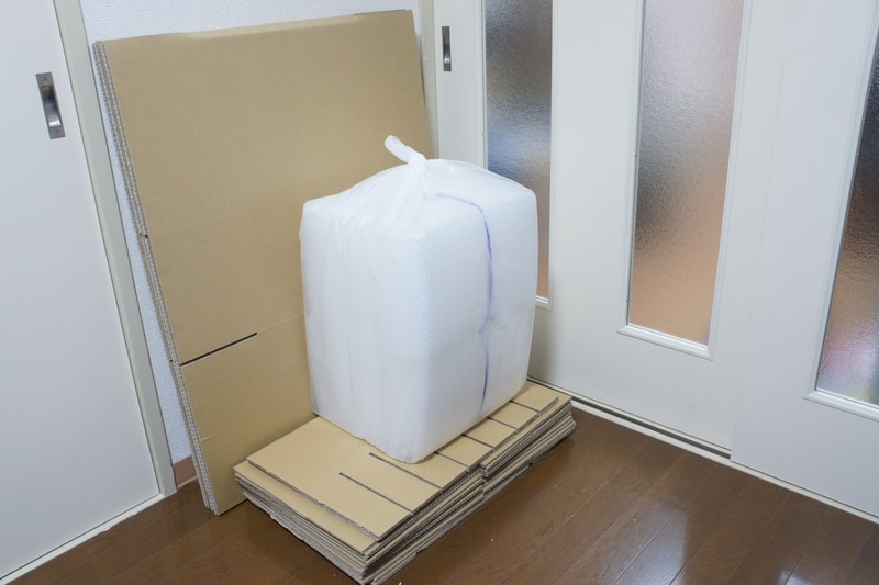 これが届いたダンボールと仕切りとエアキャップ袋