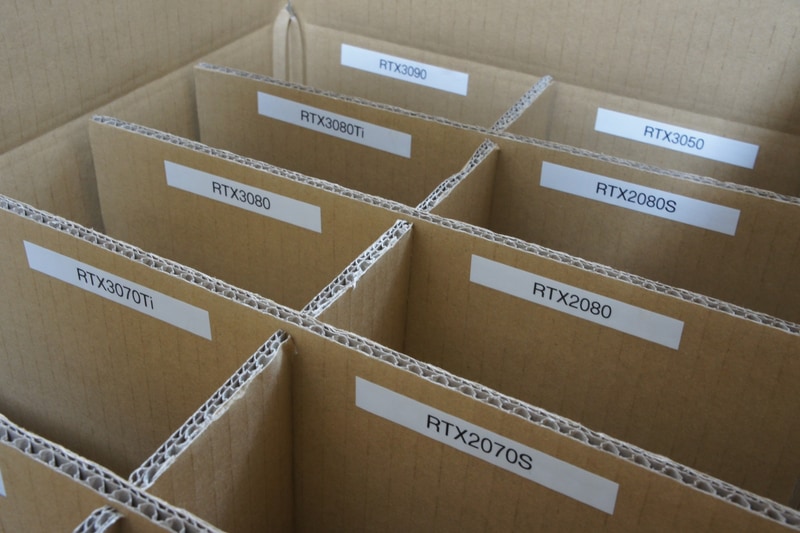 分かりやすくするため、仕切りそれぞれにGPU名のテープを貼った