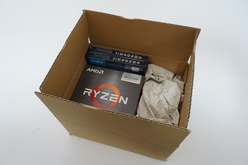 これは「宅配50まとめ買い」のダンボール。幅212mm、奥行き172mm、高さ102mmとCPUやストレージを送るのに便利なサイズだ。10枚で580円(送料別)