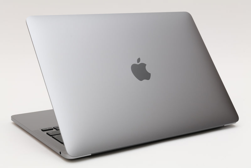 筐体には低炭素アルミニウム、マグネットには100%再生希土類元素、はんだ付けには100%再生スズ、35%以上の複数の部品で再生プラスチックが利用されている