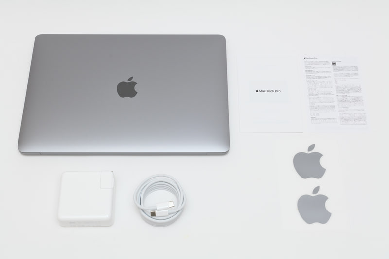 パッケージには、本体、67W USB-C電源アダプタ、USB-C充電ケーブル(2m)、説明書類、ロゴシールが同梱