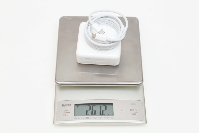 67W USB-C電源アダプタとUSB-C充電ケーブル(2m)の合計重量は実測261.2g