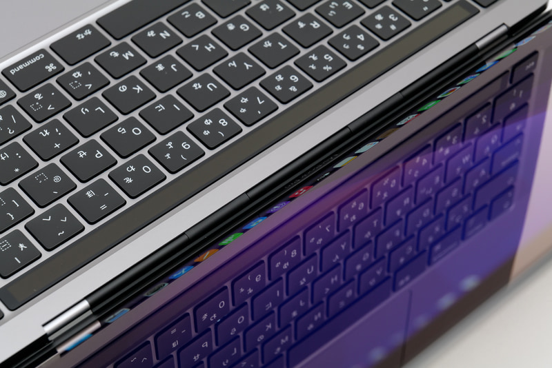 排気口はヒンジ部分に設けられている