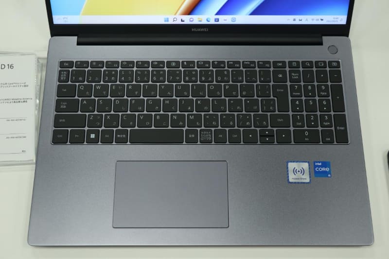 キーボードはテンキー付きで、その上にホットキーを備える