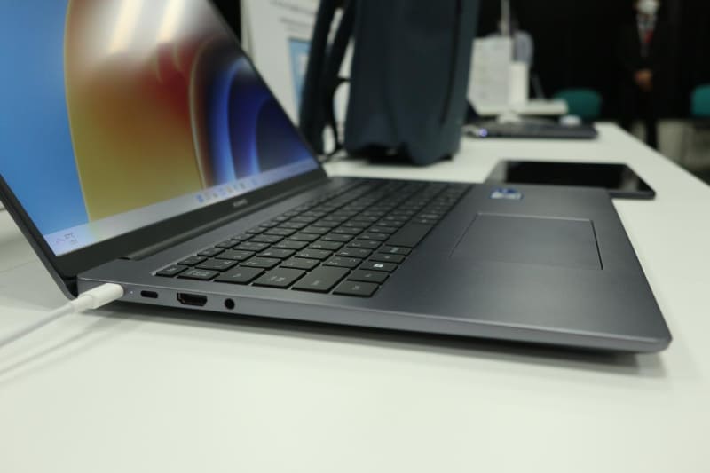 本体左側面。USB Type-Cポートはすべてこちら側にある