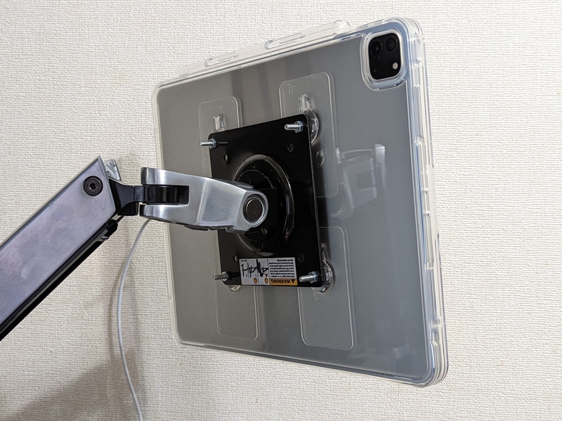 「VESAマウント対応アダプター」を用い、保護ケースを取り付けた12.9インチiPad Proをディスプレイアームに固定した状態。正面からはまったく見えない