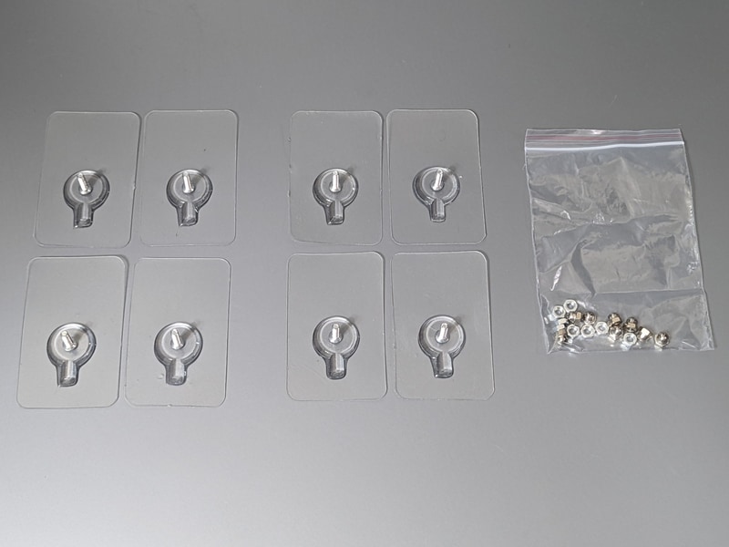 アダプタが4個×2と、ネジ類一式が付属。取説類はない