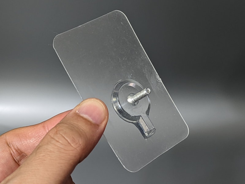 アダプタ。ネジの基部は樹脂製パーツで覆われている