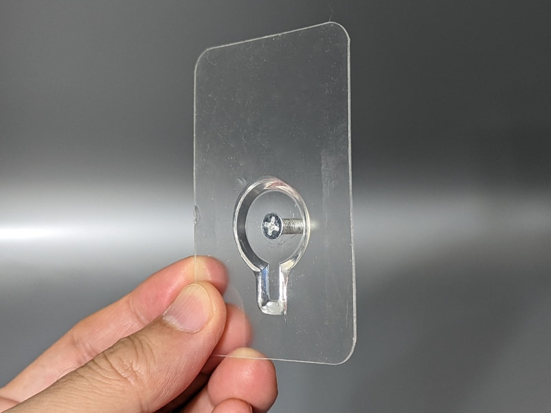 裏から見たところ。全体がシュリンクされているため、ネジ穴は外部に露出していない