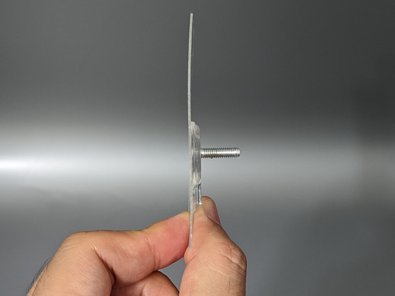 横から見たところ。ネジの頭は樹脂でがっちり固められており厚みがある