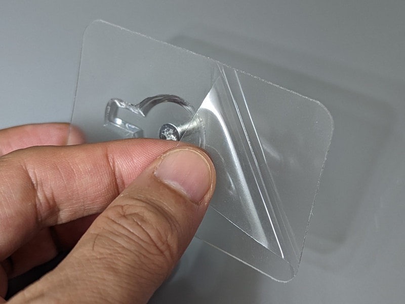 裏の粘着面でタブレットもしくは保護ケースに貼り付ける