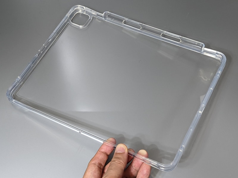 12.9インチiPad Proを直接貼り付けるのではなく、別途調達したハードタイプの保護ケースを介して取り付ける
