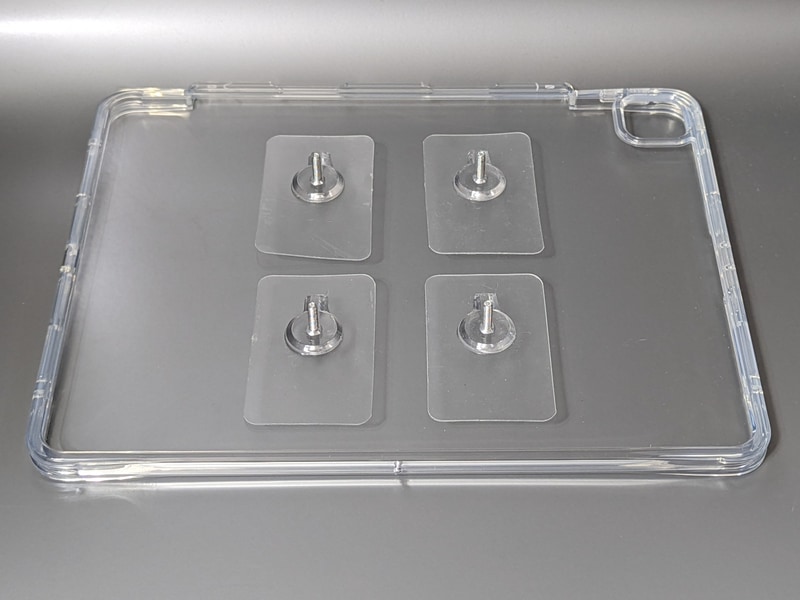 本製品をハードケースの上に載せてみた。これだけでは正しいネジの間隔が分からないので、先にVESAマウント側に合わせたほうがよい