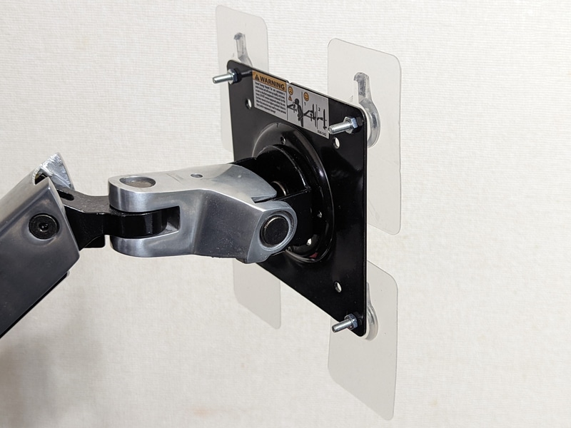 ディスプレイアームのVESAマウントに本製品をネジ止めした状態