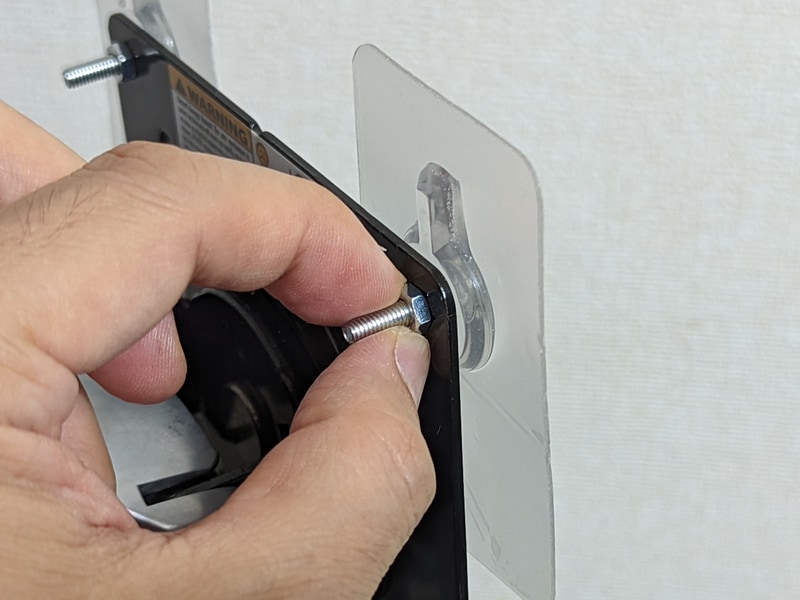 付属のネジを使って固定する。ネジは約14mmとかなり長いので、VESAマウントの金具を通せないことはないだろう