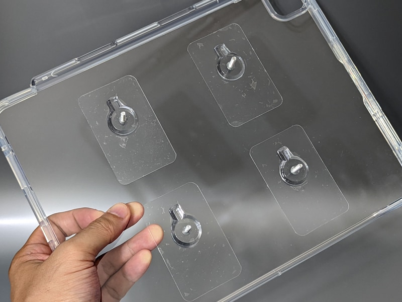 いったんVESAマウントから取り外す。配列が若干いびつだが気にしない