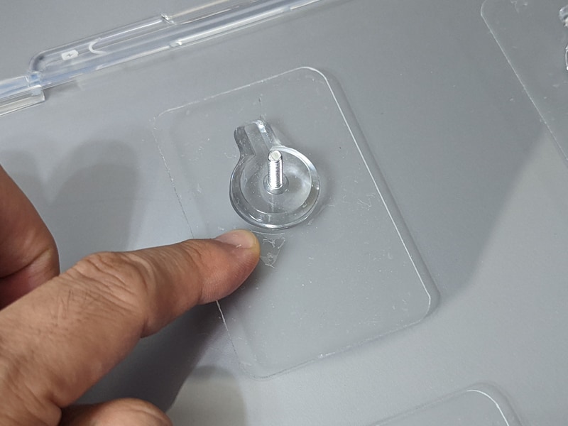 表裏両方から挟んで粘着面に入り込んだ空気を抜いてやる