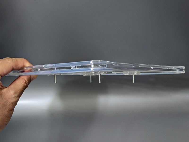 横から見た状態。保護ケースからネジ4本が突き出ている状態になる