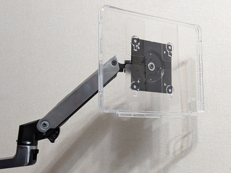 再度ディスプレイアームに取り付けたところ。これで取付作業自体は完了