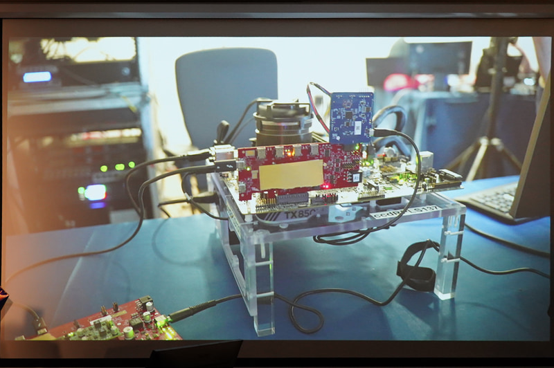 次世代Thunderboltの実動デモ。システムは現地にあったが、直接の撮影は禁止だった。つまりシステムはまだ公開できないシステム(将来世代のシステムである可能性が高い)