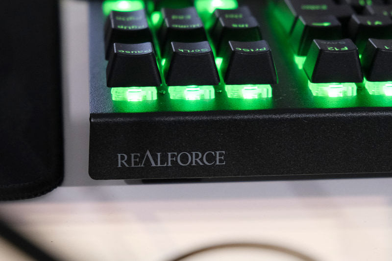 REALFORCEのロゴも背面に配置。キーは天板から浮き上がるフロートタイプを採用