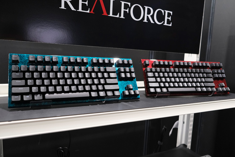 参考展示だが、天板を塗ったものも用意されていた