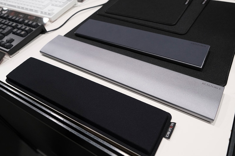 パームレスト。手前からジェル素材、アルミ素材、アルミ素材にシートを貼り付けたもの