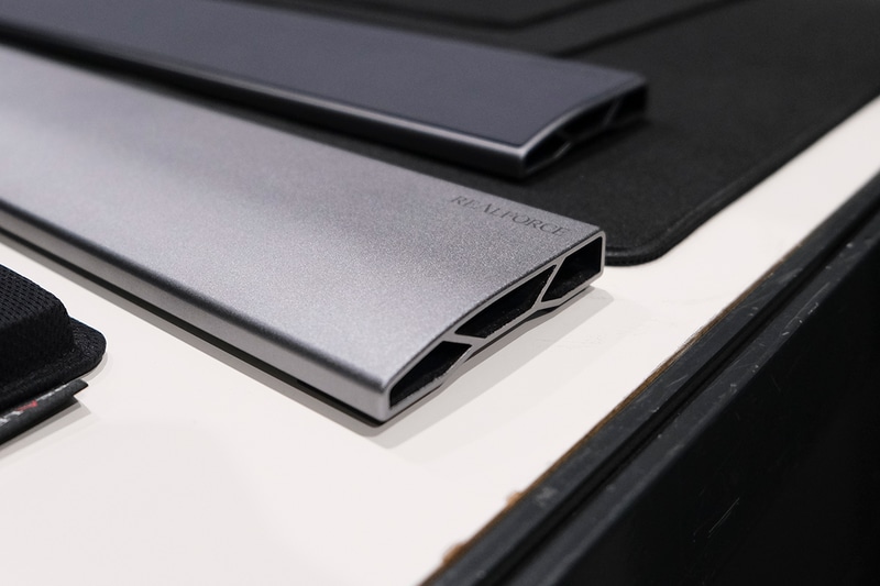 アルミ素材のパームレストはめずらしい