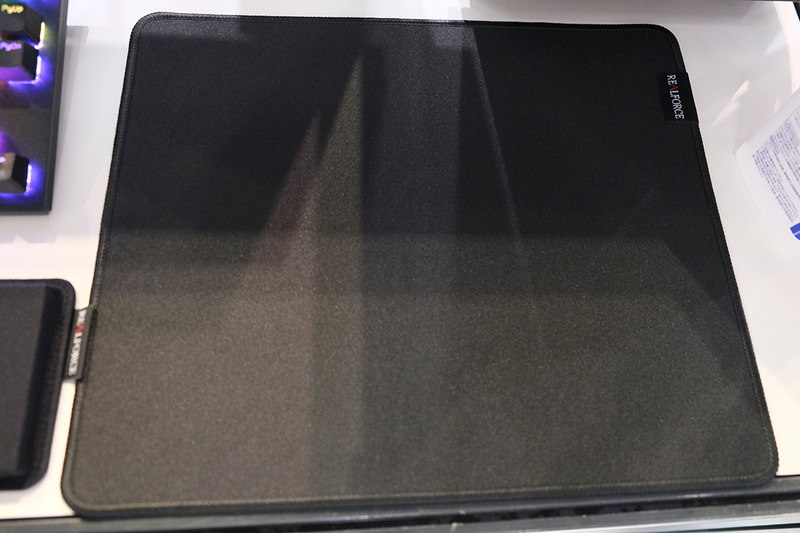 マウスパッド。右上にはREALFORCEのタグ付き