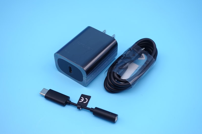 同梱のUSB Type-CアダプタとUSB Type-Cケーブル、USB Type-C to 3.5mmオーディオジャック変換ケーブル。USB Type-Cアダプタの出力は最大30W