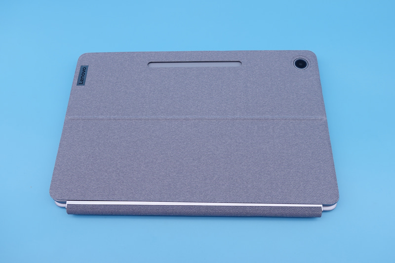 スタンドカバーとキーボードを装着した背面