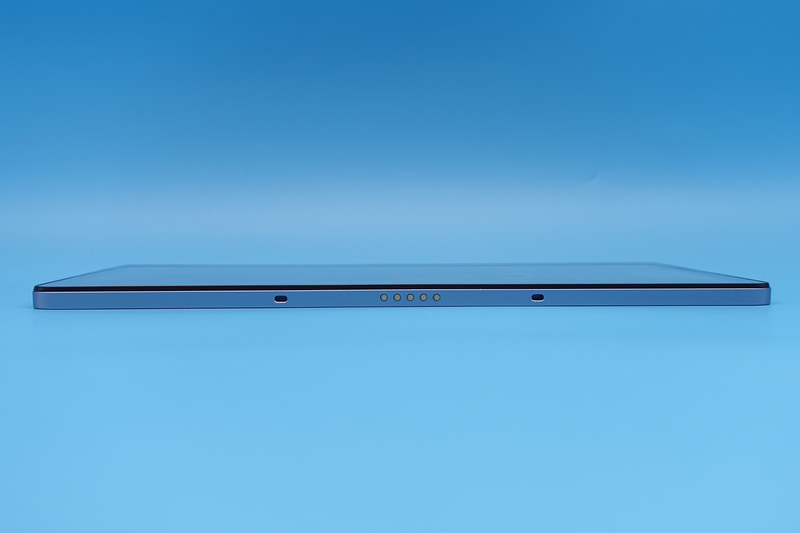 本体底面はキーボード接続用の端子