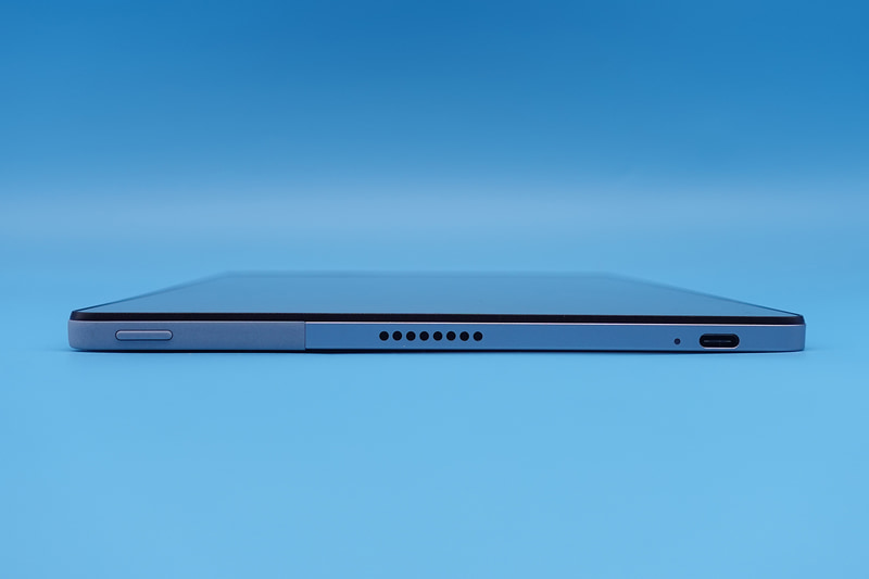 左側面上部に電源ボタン、下部にUSB 3.0 Type-Cポート