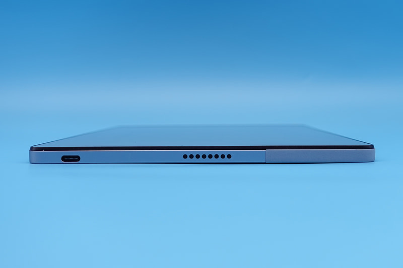 右側面下部にUSB 3.0 Type-Cポート