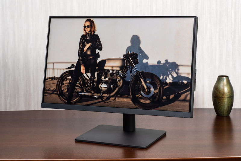 BenQの「<a href="https://www.benq.com/ja-jp/monitor/designer/pd2705u.html?utm_source=pc.watch.impress&utm_medium=referral&utm_campaign=2022q4%EF%BD%B0pd2705u-pcwatch-review" class="n" target="_blank">PD2705U</a>」。実売価格は8万9,000円前後