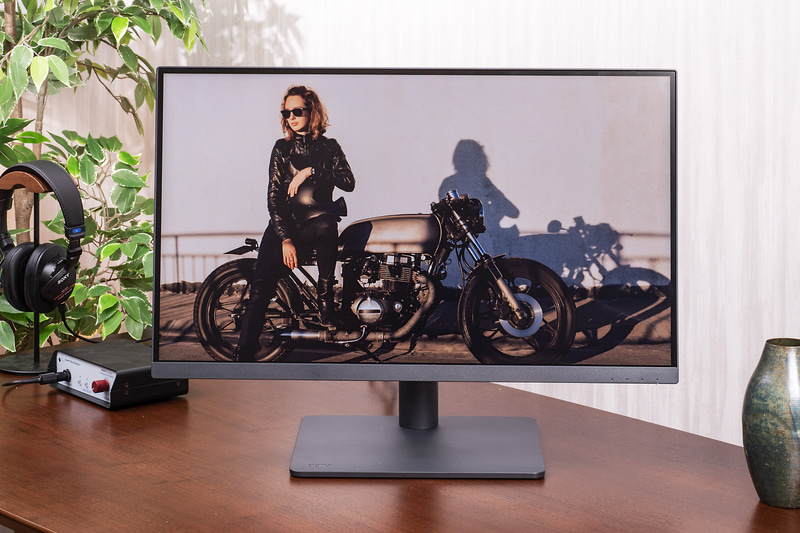 sRGBとRec.709のカバー率99%で工場キャリブレーション済み。デザイナー向けモニターの基本である発色の精度は高い